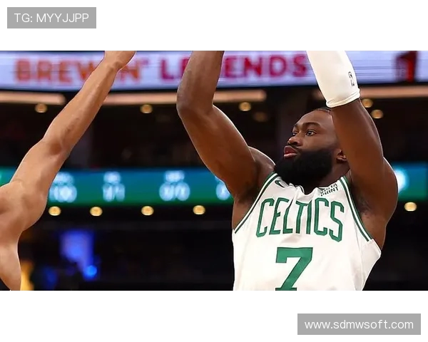 杰伦布朗首节火力全开独得16分但球队仍落后11分苦苦追赶